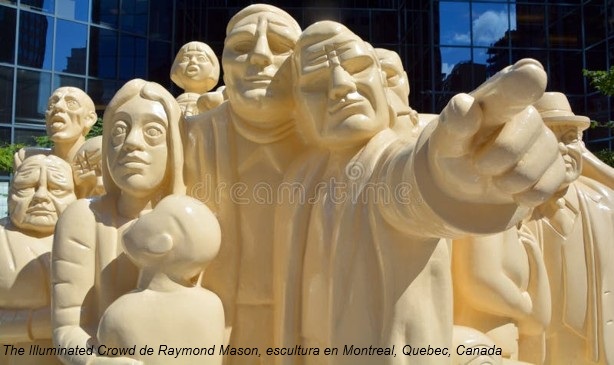 Escultura monumental llamada 'The Illuminated Crowd' de Raymond Mason, ubicada en Montreal, Quebec, Canadá, mostrando una multitud de figuras humanas en varias expresiones y poses.